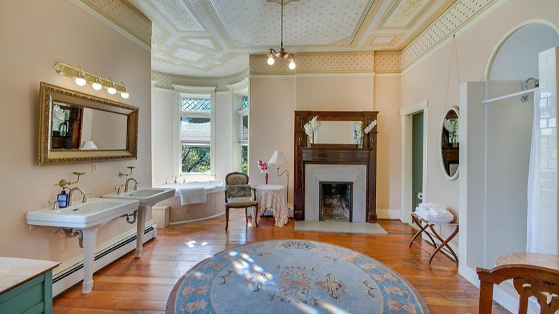Lumber Baron Inn & Gardens, room with private jacuzzi, photo 3