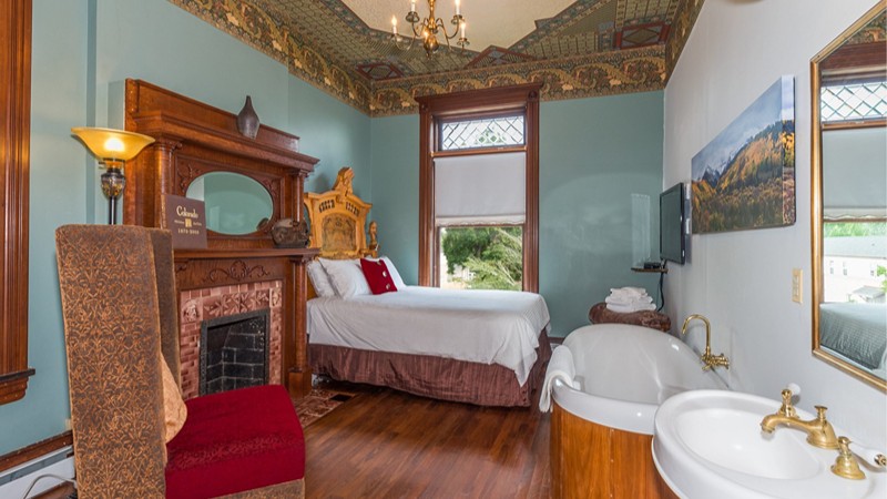 Lumber Baron Inn & Gardens, room with private jacuzzi, photo 5
