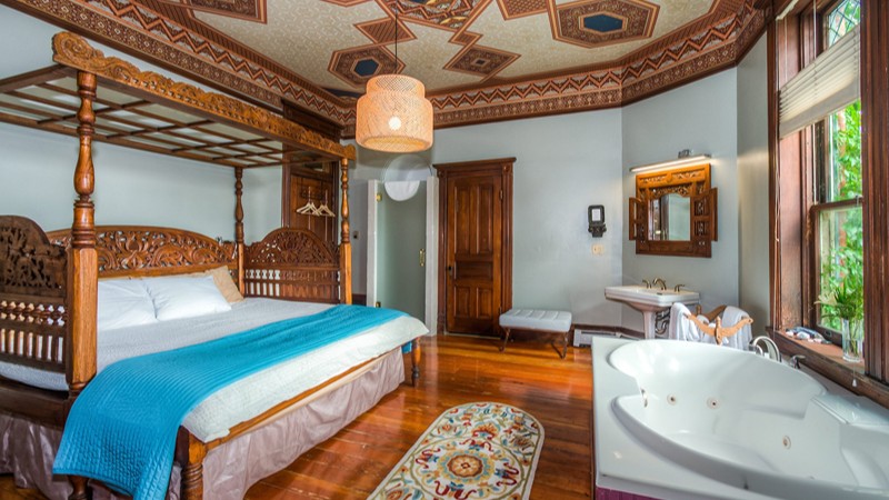 Lumber Baron Inn & Gardens, room with private jacuzzi, photo 7