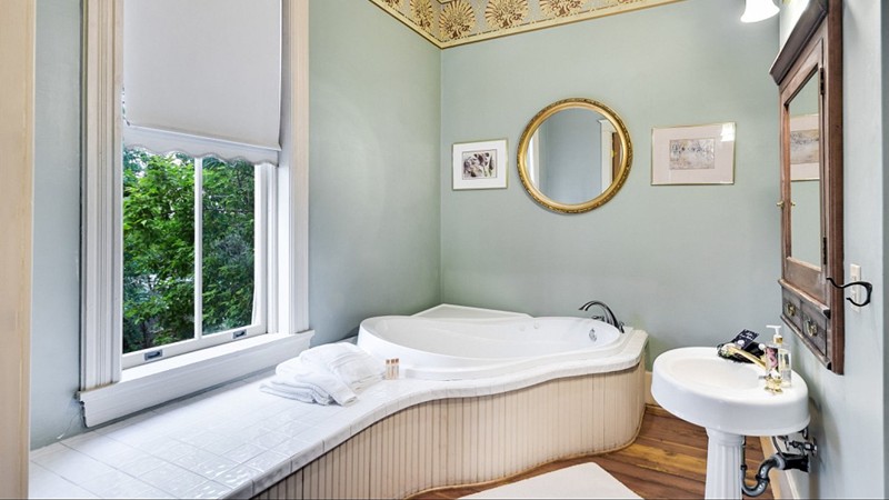 Lumber Baron Inn & Gardens, room with private jacuzzi, photo 2