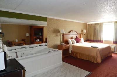 Admiralty Inn and Suites jacuzzi