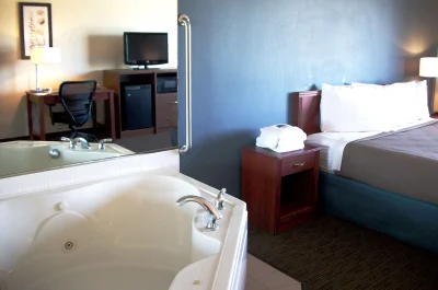 AmericInn by Wyndham Beulah jacuzzi