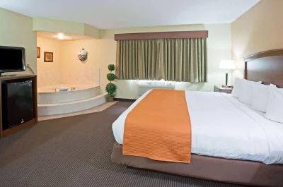 AmericInn by Wyndham Fargo West Acres jacuzzi