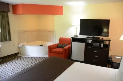 AmericInn by Wyndham West Burlington 3