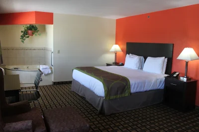 AmericInn by Wyndham West Burlington jacuzzi