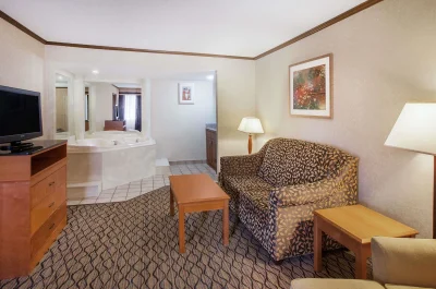 Baymont by Wyndham Canton jacuzzi