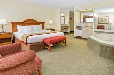 Baymont by Wyndham Indianapolis jacuzzi