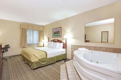 Baymont by Wyndham Louisville Airport South jacuzzi