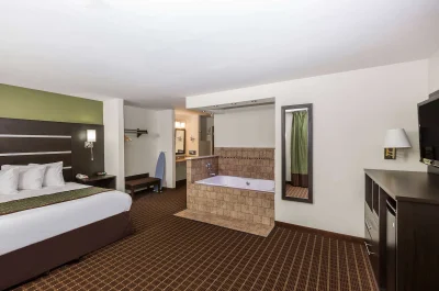 Baymont by Wyndham Louisville South I 65 jacuzzi