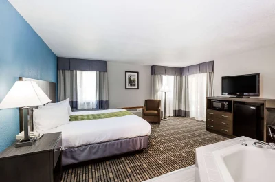 Baymont by Wyndham Pella jacuzzi