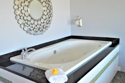 Beachfront Manor jacuzzi