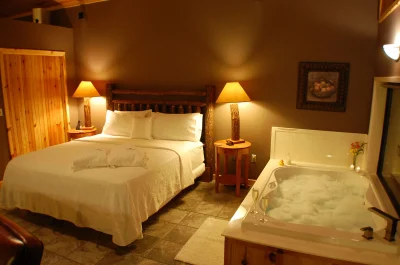 Beaver Lakefront Cabins - Couples Only Getaways jacuzzi