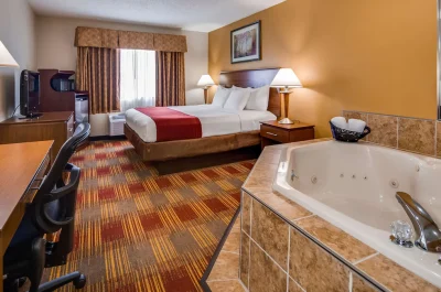 Best Western Lakewood Inn jacuzzi