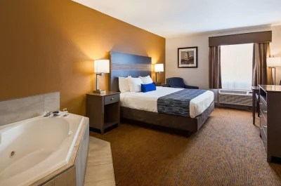 Best Western Plus Cypress Creek jacuzzi