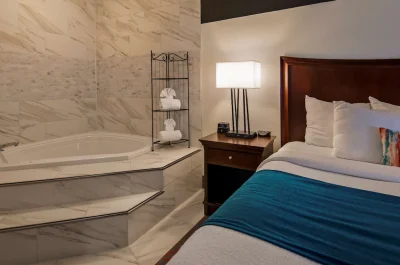 Best Western Plus Daphne jacuzzi