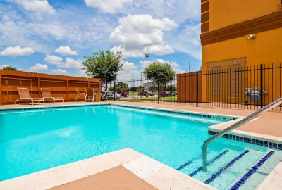 Best Western Plus Hobby Airport Inn & Suites 4