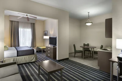 Best Western Plus Hotel & Suites Airport South 3