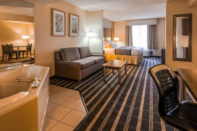 Best Western Plus Hotel & Suites Airport South jacuzzi