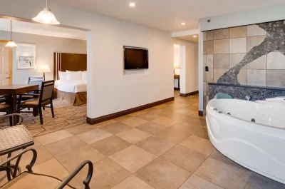 Best Western Plus Longbranch Hotel & Convention Center jacuzzi