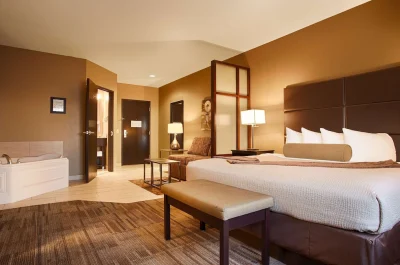 Best Western Plus Night Watchman Inn & Suites jacuzzi