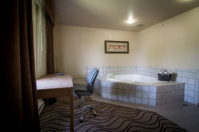 Best Western Plus Riverfront Hotel And Suites jacuzzi