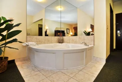 Best Western Plus Sam Houston Inn & Suites jacuzzi