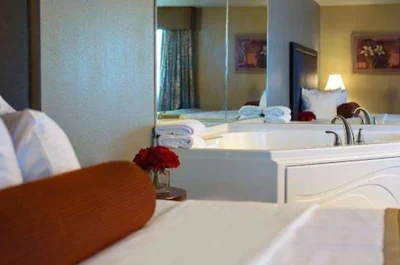 Best Western Plus The Charles Hotel jacuzzi