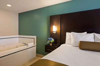 Best Western Plus University Inn jacuzzi