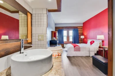 Casa Loma Inn & Suites jacuzzi