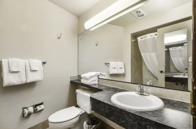Cedar Street Hotel & Suites 3