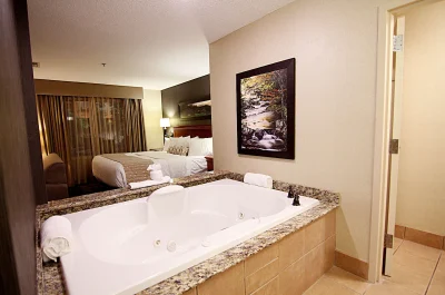 C'mon Inn Hotel & Suites jacuzzi