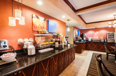 Comfort Inn & Suites 4