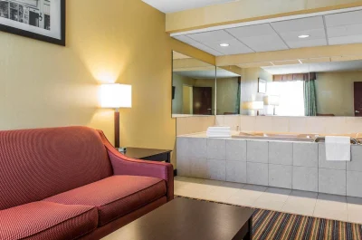 Comfort Inn & Suites East Hartford jacuzzi