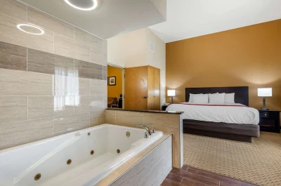 Comfort Inn _ Suites Kenosha jacuzzi