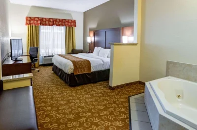 Comfort Suites Kansas City jacuzzi