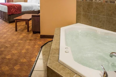 Comfort Suites Monaca jacuzzi