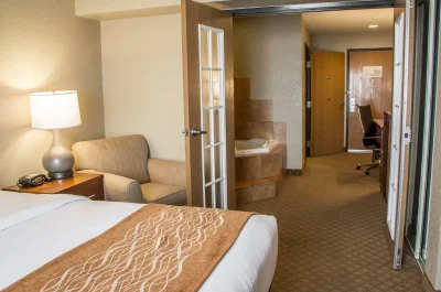 Comfort Suites Near Seaworld 1