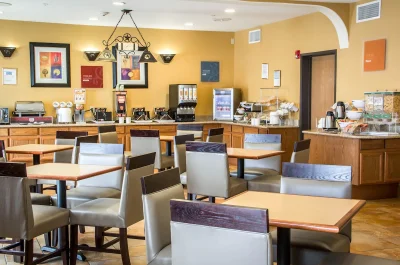Comfort Suites Near Seaworld 4