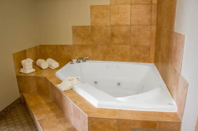 Comfort Suites Near Seaworld jacuzzi