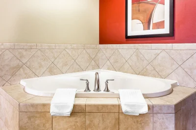 Comfort Suites West of the Ashley jacuzzi