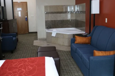 Comfort Suites jacuzzi