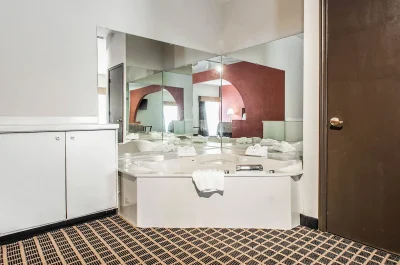 Commerce Inn jacuzzi