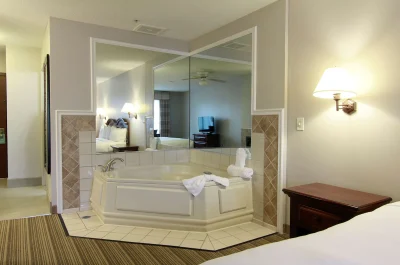 Country Inn & Suites by Radisson, Annapolis, MD jacuzzi