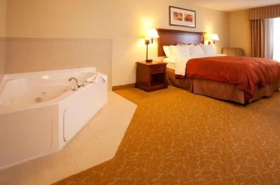 Country Inn & Suites by Radisson, Baltimore North, MD jacuzzi