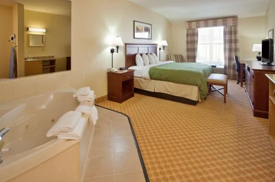 Country Inn & Suites by Radisson, Birch Run-Frankenmuth jacuzzi in room Country Inn & Suites by Radisson, Birch Run-Frankenmuth jacuzzi in room