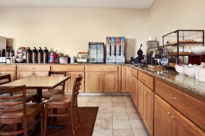Country Inn & Suites by Radisson, Clinton, IA 3