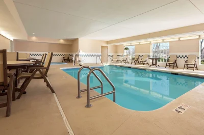 Country Inn & Suites by Radisson, Clinton, IA 4