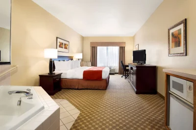 Country Inn & Suites by Radisson, Clinton, IA jacuzzi