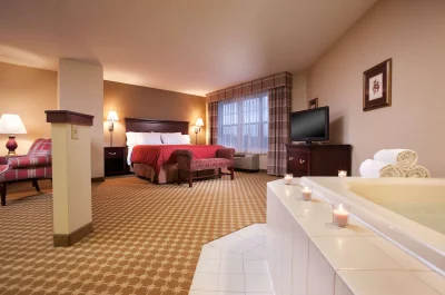 Country Inn & Suites by Radisson, Des Moines West, IA jacuzzi