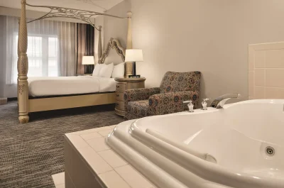 Country Inn & Suites by Radisson, Galena, IL 3